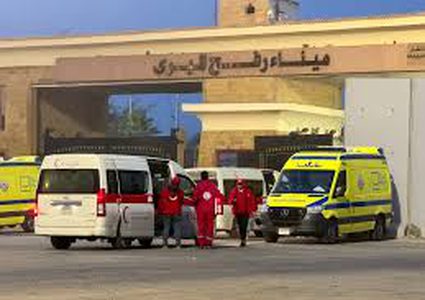 مغادرة دفعة جديدة من المرضى والمرافقين عبر معبر رفح