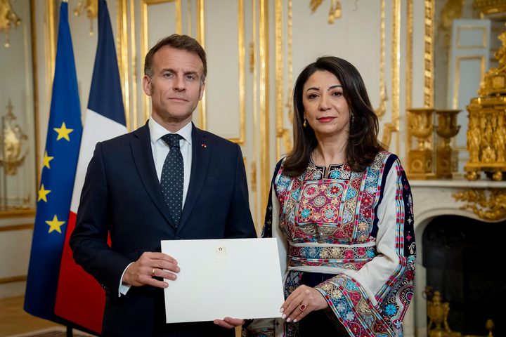 سفيرة فلسطين لدى فرنسا تقدّم أوراق اعتمادها للرئيس  ماكرون في قصر الإليزيه