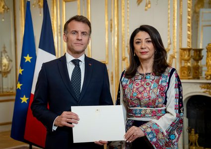 سفيرة فلسطين لدى فرنسا تقدّم أوراق اعتمادها للرئيس  ماكرون في قصر الإليزيه