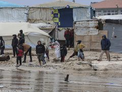 اصابات بالرصاص داخل مخيمات النزوح في قطاع غزة