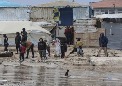 اصابات بالرصاص داخل مخيمات النزوح في قطاع غزة