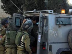 اعتقال مواطن وابنته بقلقيلية