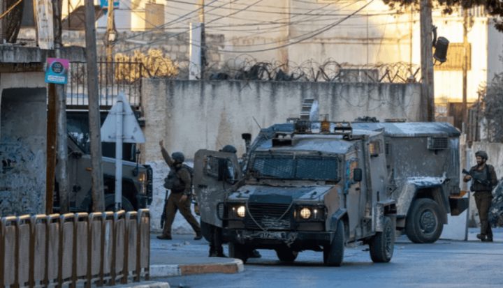 الاحتلال يعتدي على مواطن بالضرب خلال اقتحام دوما