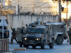 الاحتلال يعتدي على مواطن بالضرب خلال اقتحام دوما