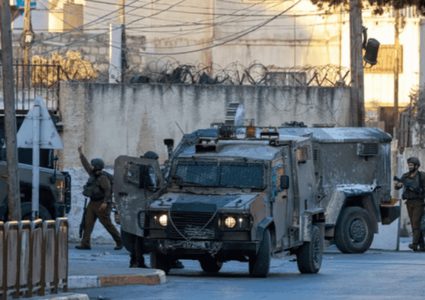 الاحتلال يعتدي على مواطن بالضرب خلال اقتحام دوما