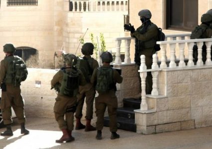 الاحتلال يداهم منازل المواطنين في كفر مالك شرق رام الله