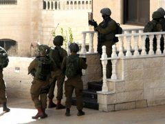 الاحتلال يداهم منازل المواطنين في كفر مالك شرق رام الله