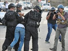 الاحتلال يعتدي على مواطن من بدو شمال غرب القدس