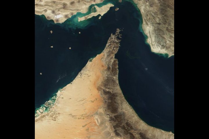 إيران تهدد: أي هجوم أمريكي في "هرمز" سيؤدي إلى إغلاقه لأجل غير مسمى