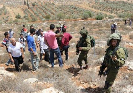 مواطنون يتصدون لهجوم مستوطنين في بلدة قصرة جنوب نابلس