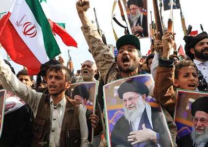 اليمن يعلن أولى عملياته العسكرية دعماً لإيران.. تصعيد يهدد الملاحة بالبحر الأحمر