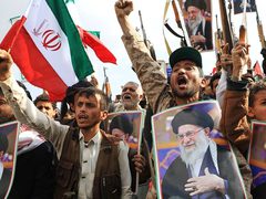 اليمن يعلن أولى عملياته العسكرية دعماً لإيران.. تصعيد يهدد الملاحة بالبحر الأحمر