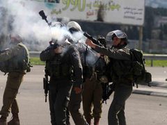 إصابة طفل بالرصاص الحي وحالات اختناق خلال اقتحام مخيم العروب