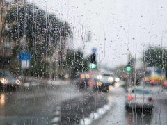 حالة الطقس: أجواء غائمة ومغبرة وانخفاض على درجات الحرارة مع سقوط أمطار متفرقة