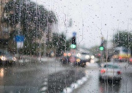 حالة الطقس: أجواء غائمة ومغبرة وانخفاض على درجات الحرارة مع سقوط أمطار متفرقة