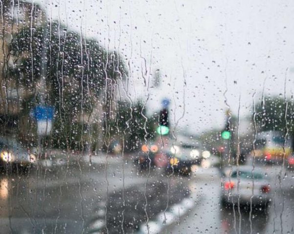 حالة الطقس: أجواء غائمة ومغبرة وانخفاض على درجات الحرارة مع سقوط أمطار متفرقة