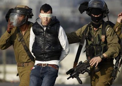 قوات الاحتلال تعتقل عددا من المواطنين بينهم عمال من غزة وسط مدينة طولكرم