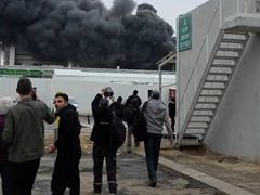 اشتعال النيران بمصنع كيمياويات في بئر السبع جراء الصواريخ الايرانية