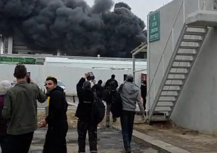 اشتعال النيران بمصنع كيمياويات في بئر السبع جراء الصواريخ الايرانية