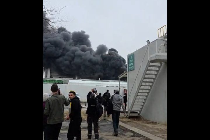 اشتعال النيران بمصنع كيمياويات في بئر السبع جراء الصواريخ الايرانية