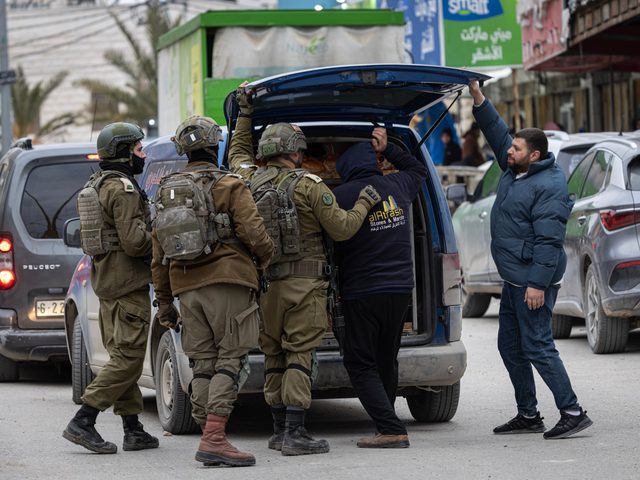 الاحتلال يعتدي على شاب في قلقيلية