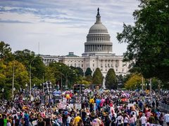 8 ملايين أميركي يتظاهرون ضد سياسات ترامب تحت شعار "لا للملوك"