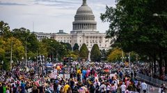 8 ملايين أميركي يتظاهرون ضد سياسات ترامب تحت شعار "لا للملوك"