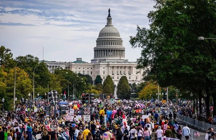 8 ملايين أميركي يتظاهرون ضد سياسات ترامب تحت شعار "لا للملوك"