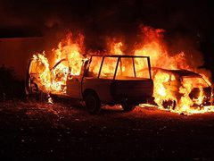 مستوطنون يحرقون مركبتين ويخطون شعارات عنصرية في نحالين غرب بيت لحم