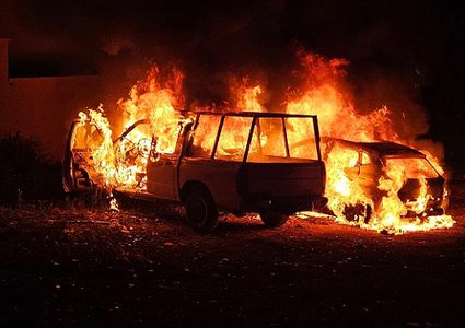 مستوطنون يحرقون مركبتين ويخطون شعارات عنصرية في نحالين غرب بيت لحم