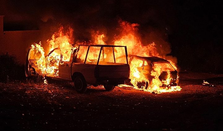 مستوطنون يحرقون مركبتين ويخطون شعارات عنصرية في نحالين غرب بيت لحم