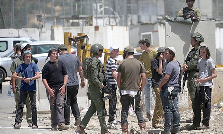 مستوطنون يحاولون إحراق مركبة وجرار زراعي في المنيا جنوب بيت لحم