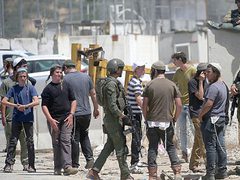 مستوطنون يحاولون إحراق مركبة وجرار زراعي في المنيا جنوب بيت لحم