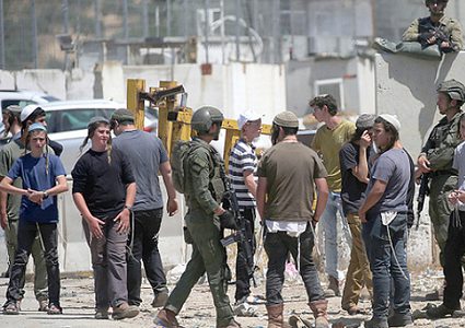 مستوطنون يحاولون إحراق مركبة وجرار زراعي في المنيا جنوب بيت لحم