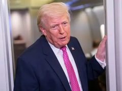 ترامب يهدد إيران بتدمير شامل للبنية التحتية إذا لم يُفتح مضيق هرمز فورًا