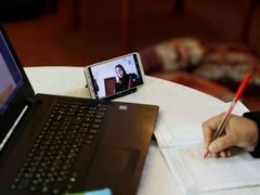 التربية والتعليم تعلن استمرار التعليم الإلكتروني حتى 4 نيسان