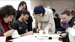 من الإبرة إلى المقاومة: لاجئة فلسطينية في إسبانيا تحيي "التطريز" كرمز للهوية