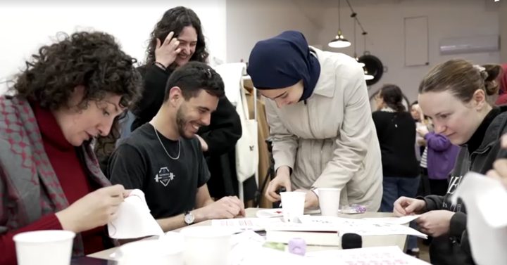 من الإبرة إلى المقاومة: لاجئة فلسطينية في إسبانيا تحيي "التطريز" كرمز للهوية