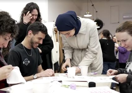 من الإبرة إلى المقاومة: لاجئة فلسطينية في إسبانيا تحيي "التطريز" كرمز للهوية