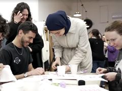 من الإبرة إلى المقاومة: لاجئة فلسطينية في إسبانيا تحيي "التطريز" كرمز للهوية