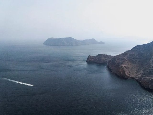 إيران تخطط لفرض رسوم “عبور آمن” في مضيق هرمز