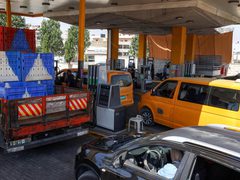 هل تعاني الضفة الغربية فعلاً من شحّ المحروقات رغم تأكيدات استمرار التوريد؟