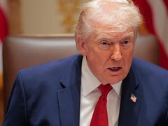 ترامب يبلغ معاونيه باستعداده لإنهاء حرب إيران حتى مع إغلاق مضيق هرمز