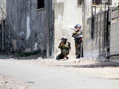 الاحتلال يداهم منازل المواطنين ويعتقل شابًا في كفر الديك غرب سلفيت