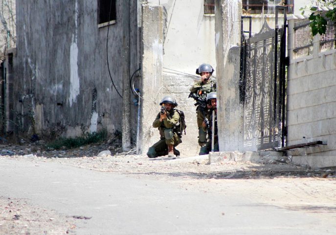 الاحتلال يداهم منازل المواطنين ويعتقل شابًا في كفر الديك غرب سلفيت