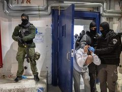 بين الخوف والانتظار.. عائلات الأسرى الفلسطينيين تواجه كابوس قانون الإعدام