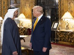 محمد بن زايد وترامب يبحثان هاتفياً تطورات الأوضاع في المنطقة