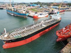 اصابة ناقلة نفط بصاروخ كروز قبالة السواحل القطرية