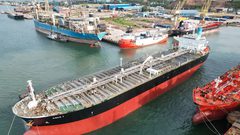 اصابة ناقلة نفط بصاروخ كروز قبالة السواحل القطرية