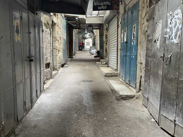 الاضراب الشامل يعم محافظات الضفة الغربية تنديدا بقرار الكنيست اعدام الاسرى